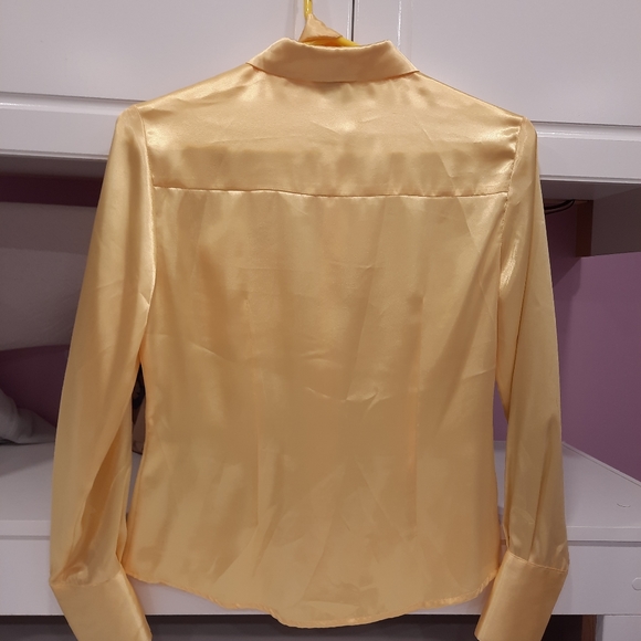 Woman's yellow shirt - Picture 8 of 11